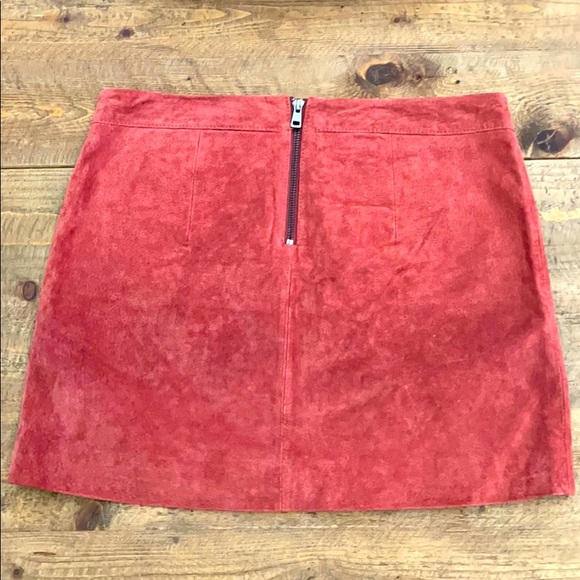 Adorable studded and embroidered leather skirt - Picture 2 of 3